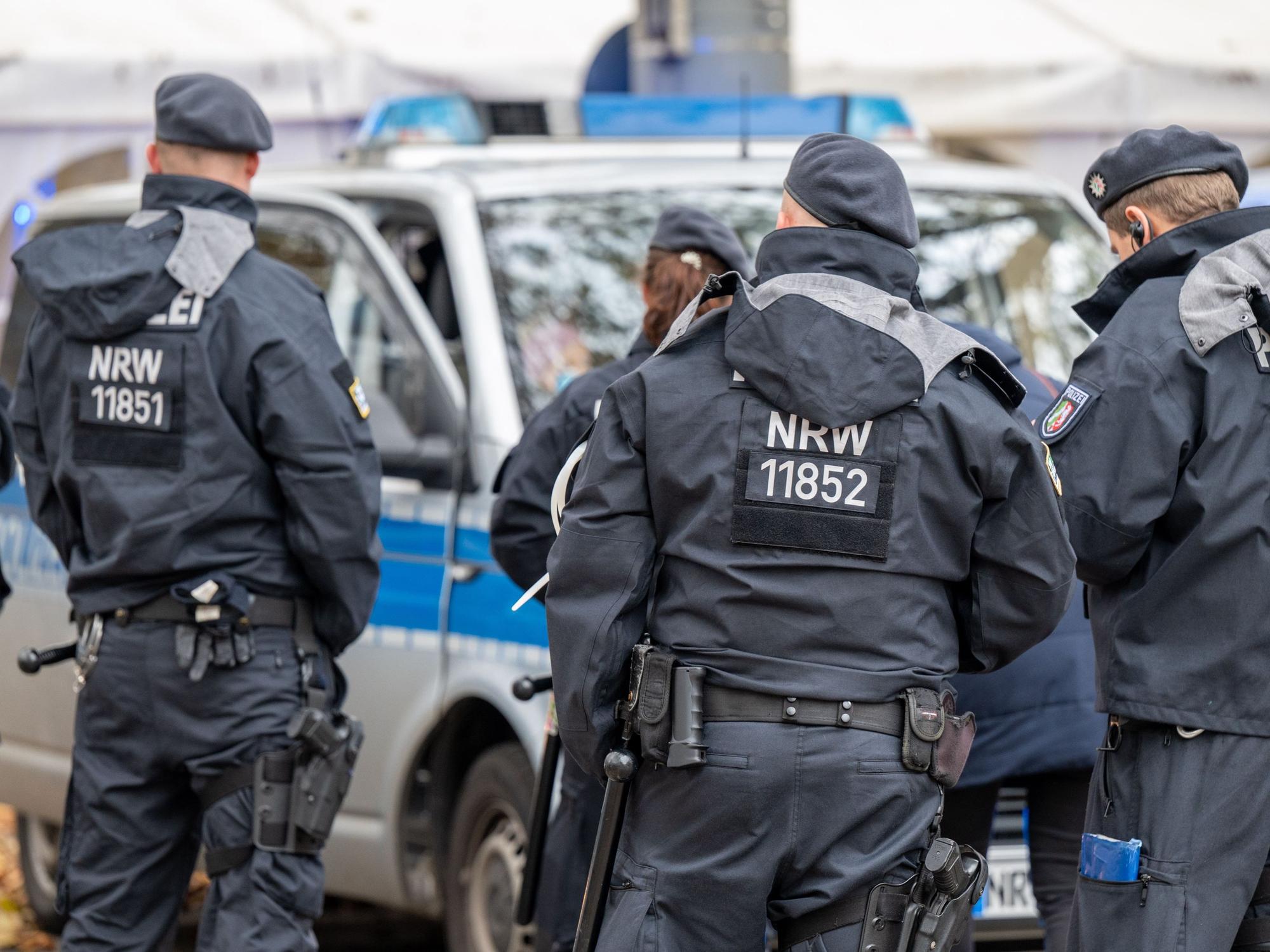 Polizisten und Einsatzfahrzeuge der Polizei.