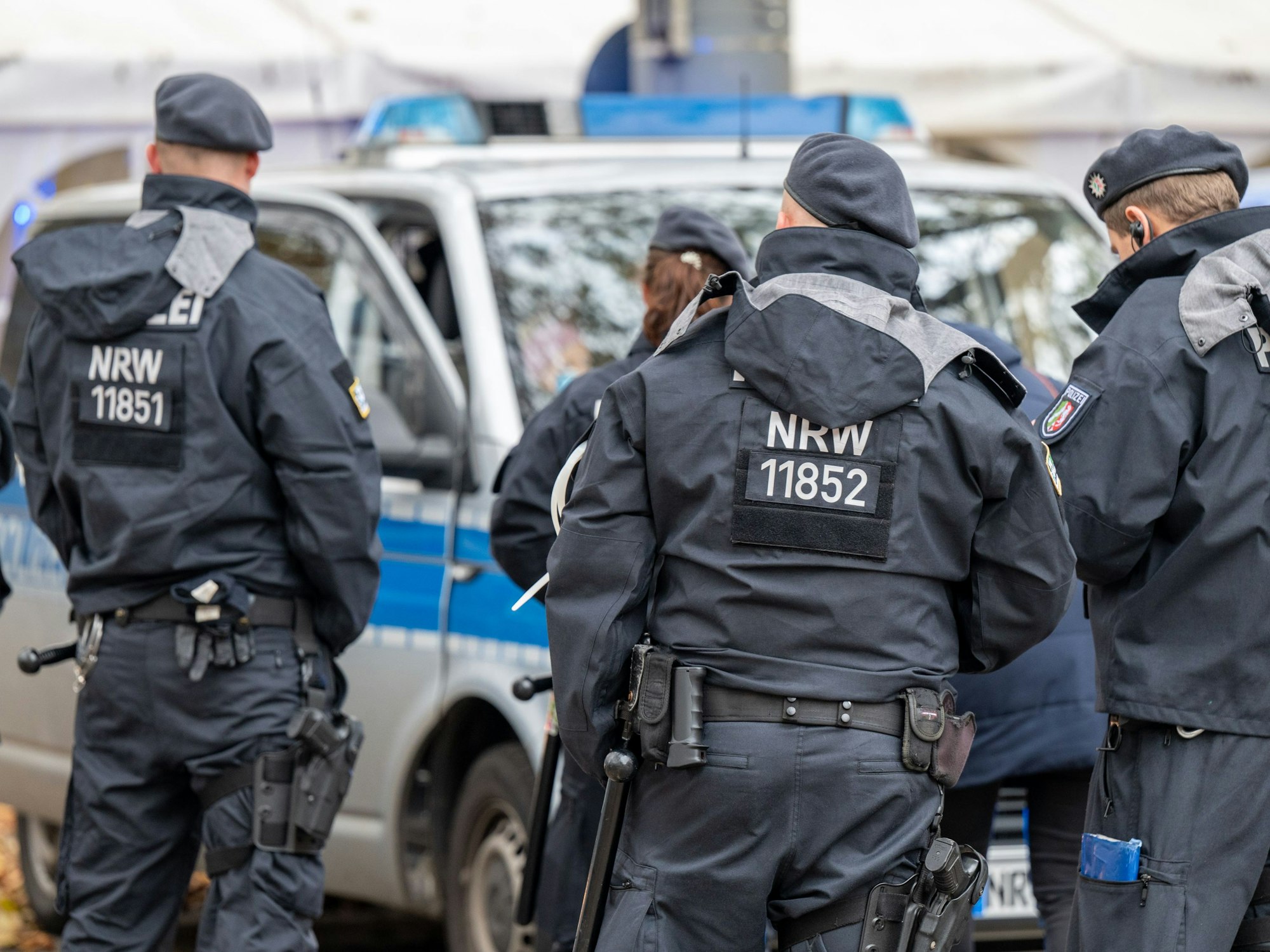 Polizisten und Einsatzfahrzeuge der Polizei.