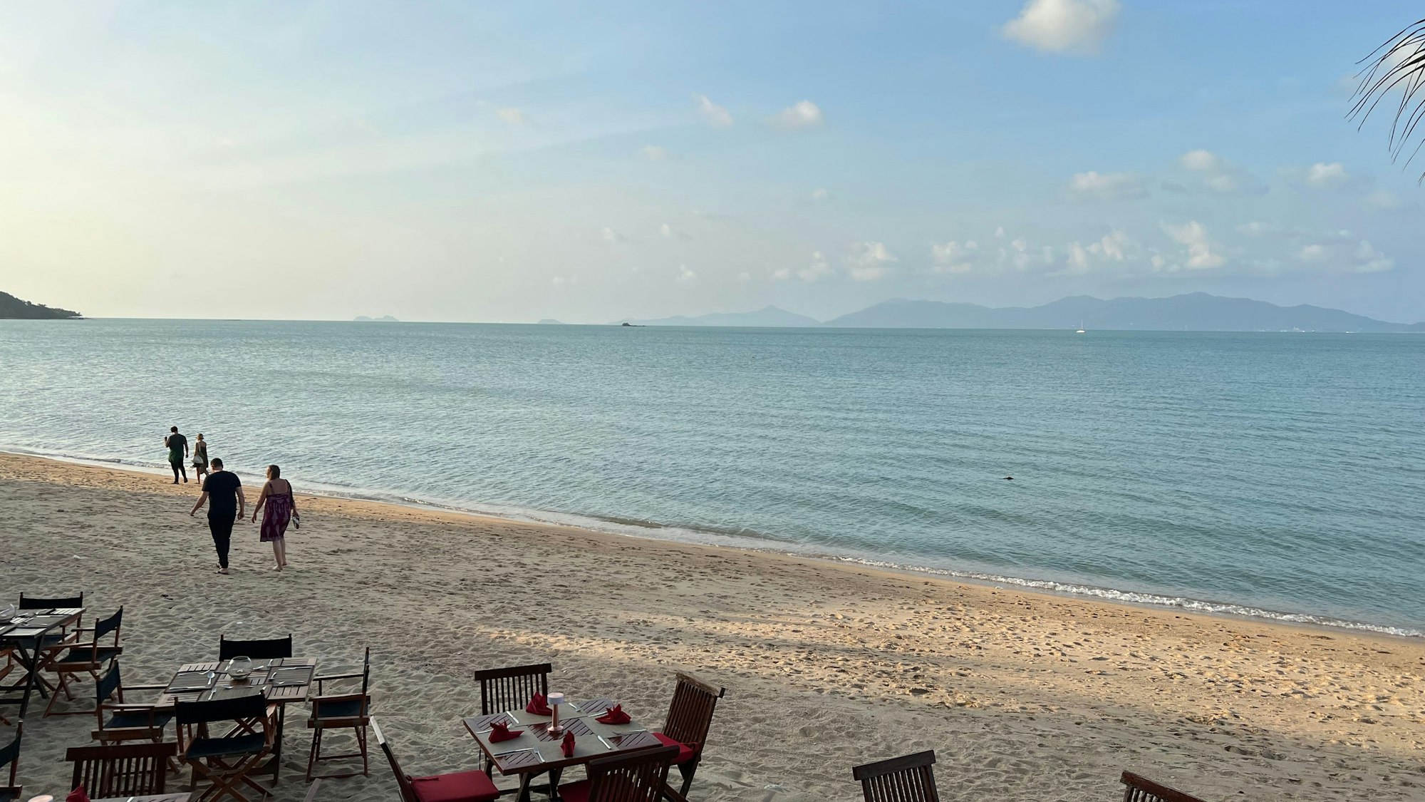 Reisende und ein Restaurant am Strand von Fisherman's Village, einem beliebten Ferienort auf Ko Samui.