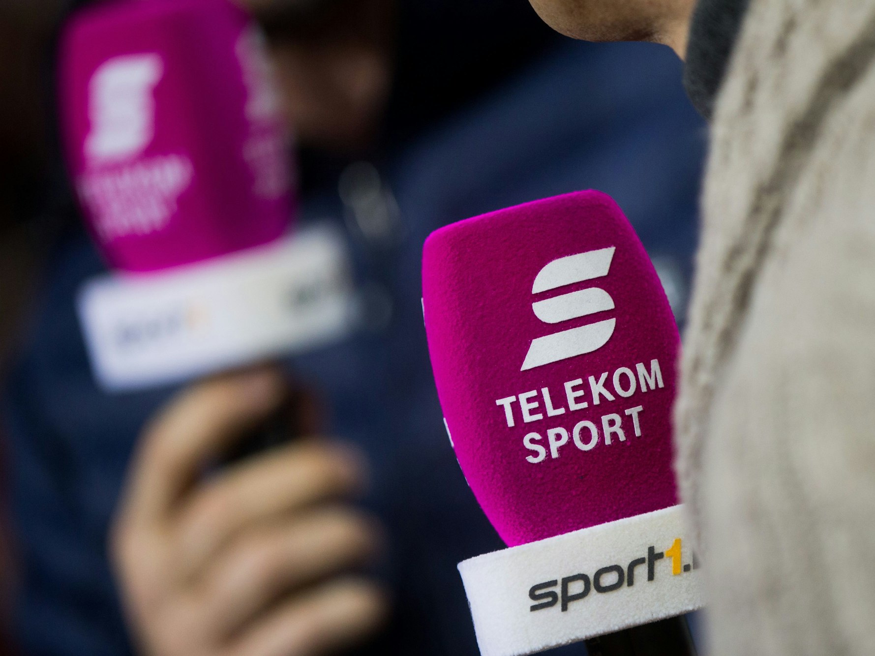 Ein Mikrofon von Magenta Sport beim DEL Spiel der Kölner Haie gegen EHC Red Bull München am 8. November 2022 in der Lanxess Arena in Köln.