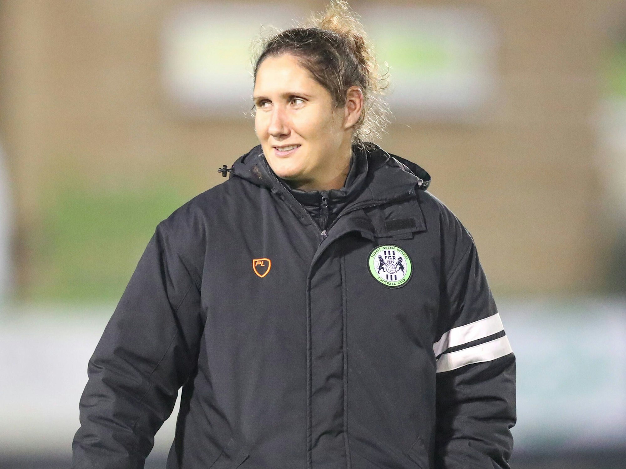 Hannah Dingley trägt eine Trainingsjacke der Green Forest Rovers.