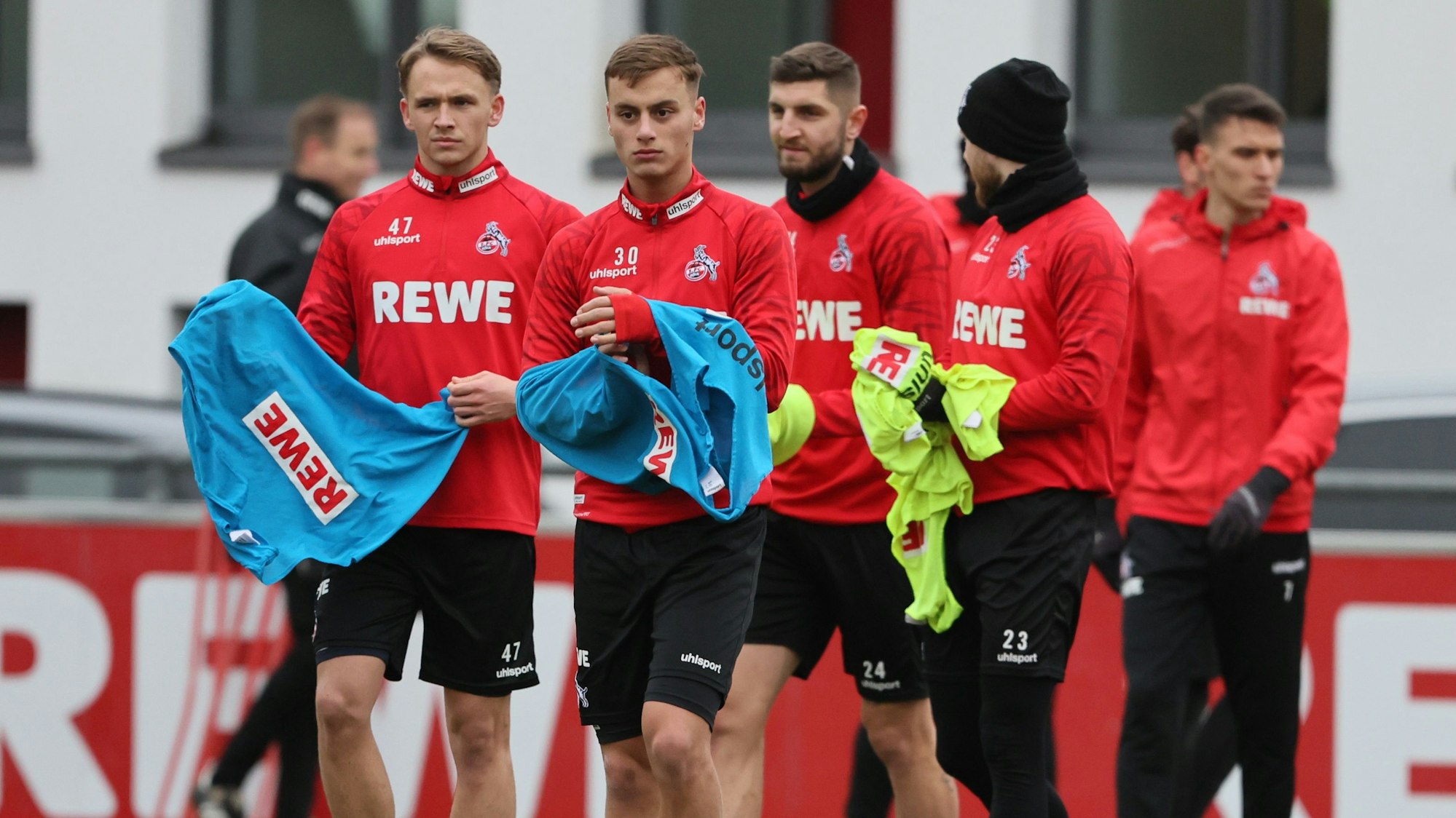 Marvin Obuz (vorne) zeiht ein Leibchen an.