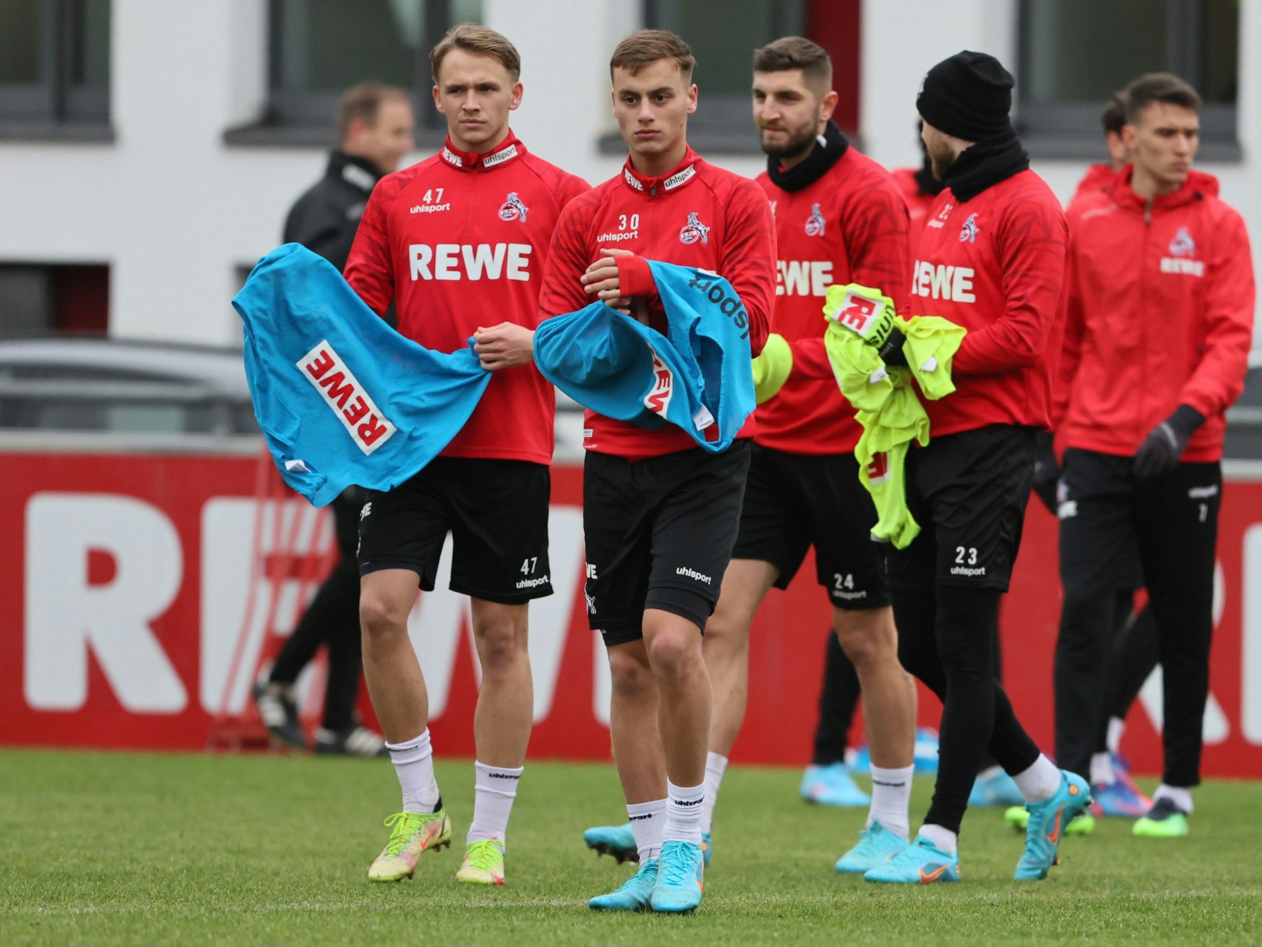 Marvin Obuz (2.v.l.) und Mathias Olesen (l.) beim FC-Training.