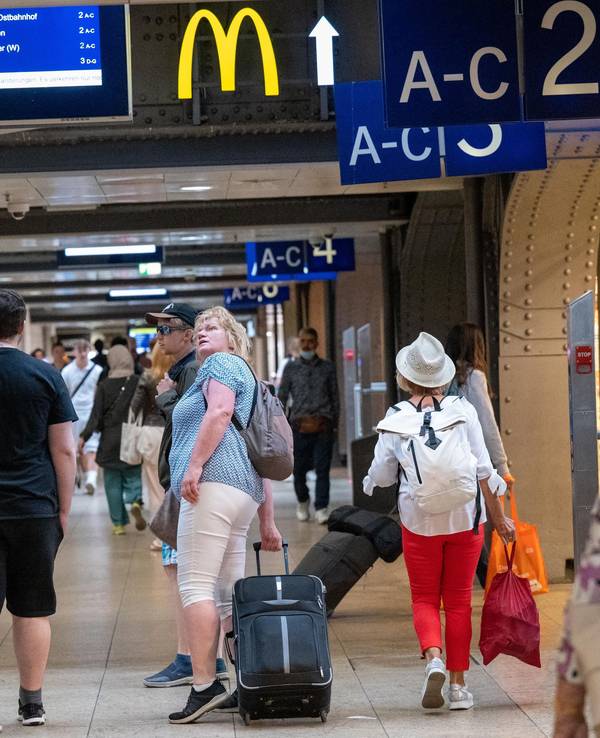 Reisende suchen nach Informationen auf den Anzeigetafeln im Kölner Hauptbahnhof.