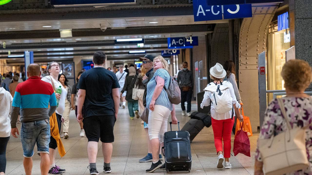 Reisende suchen nach Informationen auf den Anzeigetafeln im Kölner Hauptbahnhof.