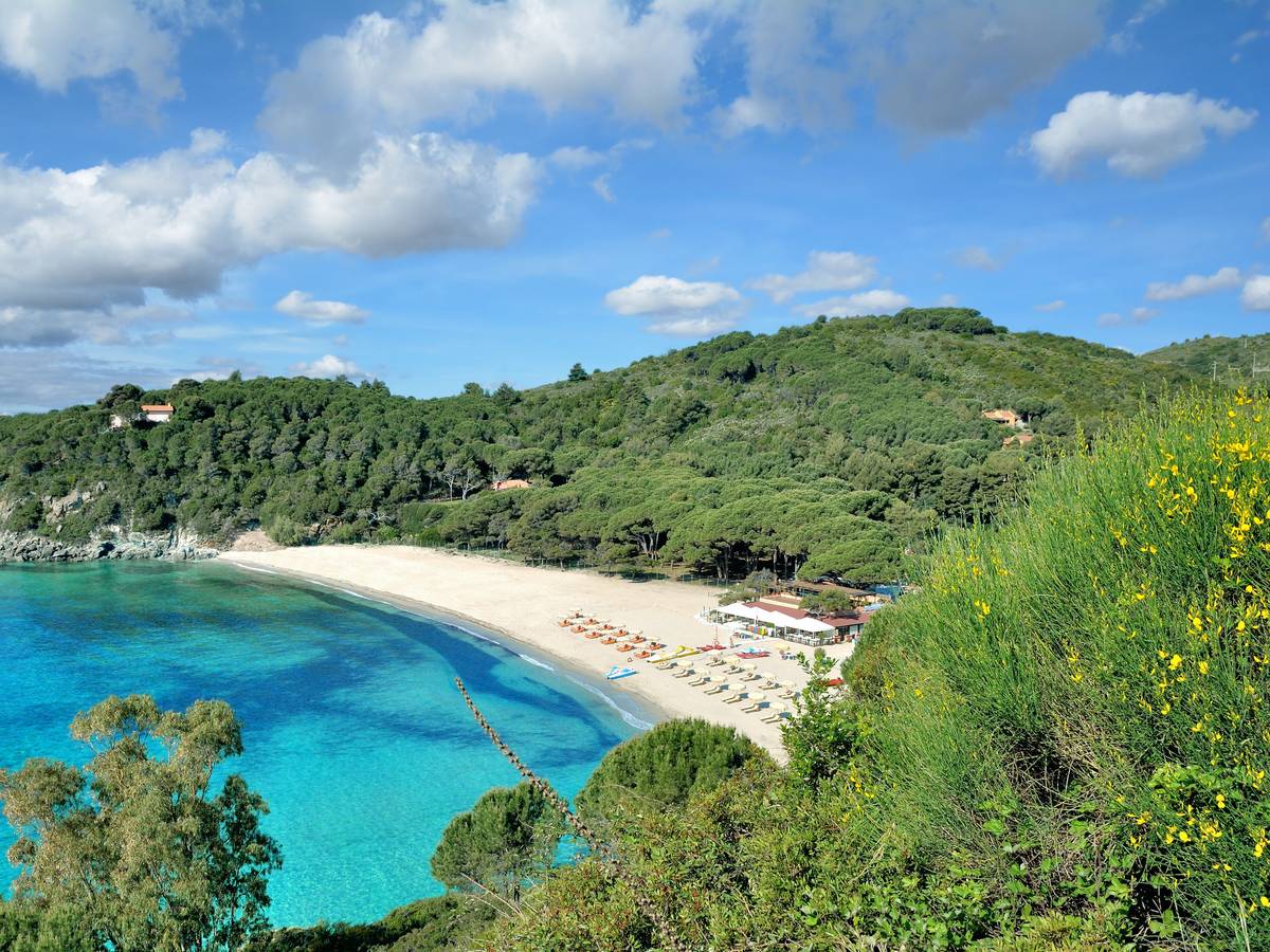 Die Fetovaia-Bucht am Strand von Marina di Campo auf der Insel Elba in Italien.