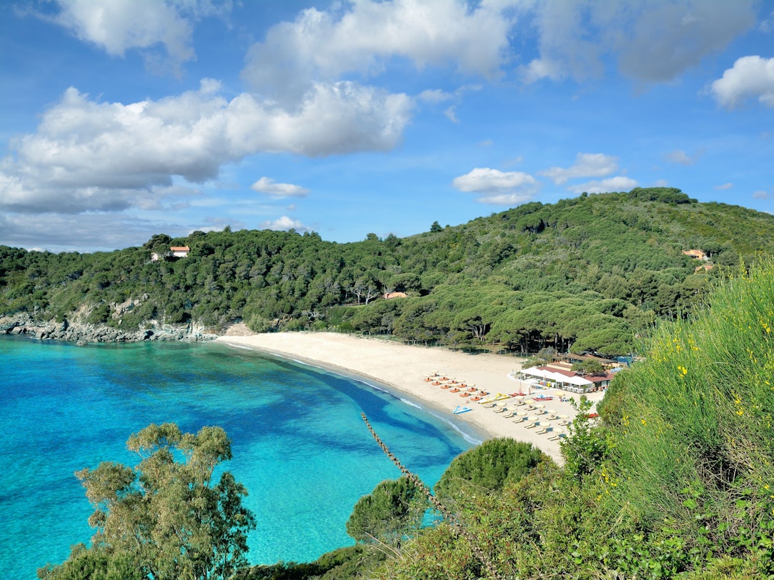 Die Fetovaia-Bucht am Strand von Marina di Campo auf der Insel Elba in Italien.