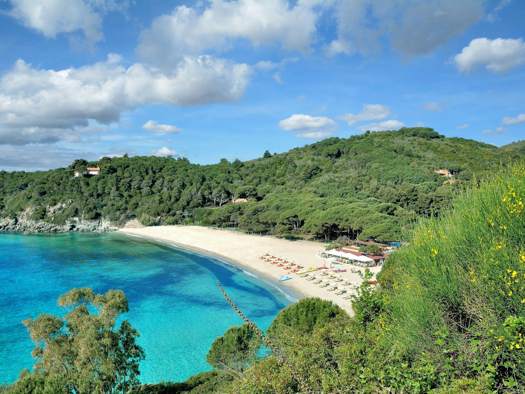 Die Fetovaia-Bucht am Strand von Marina di Campo auf der Insel Elba in Italien.