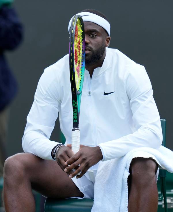 Frances Tiafoe wartet in Wimbledon auf die Rückkehr seines Gegners.