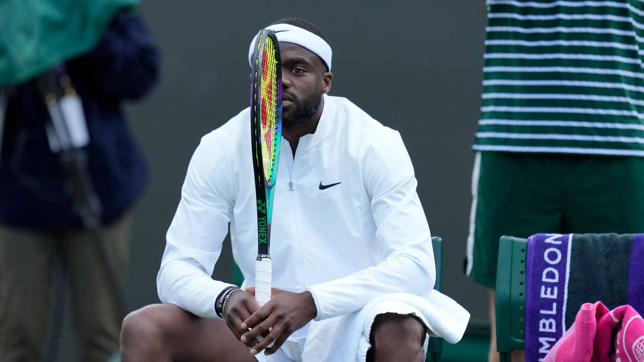 Frances Tiafoe wartet in Wimbledon auf die Rückkehr seines Gegners.