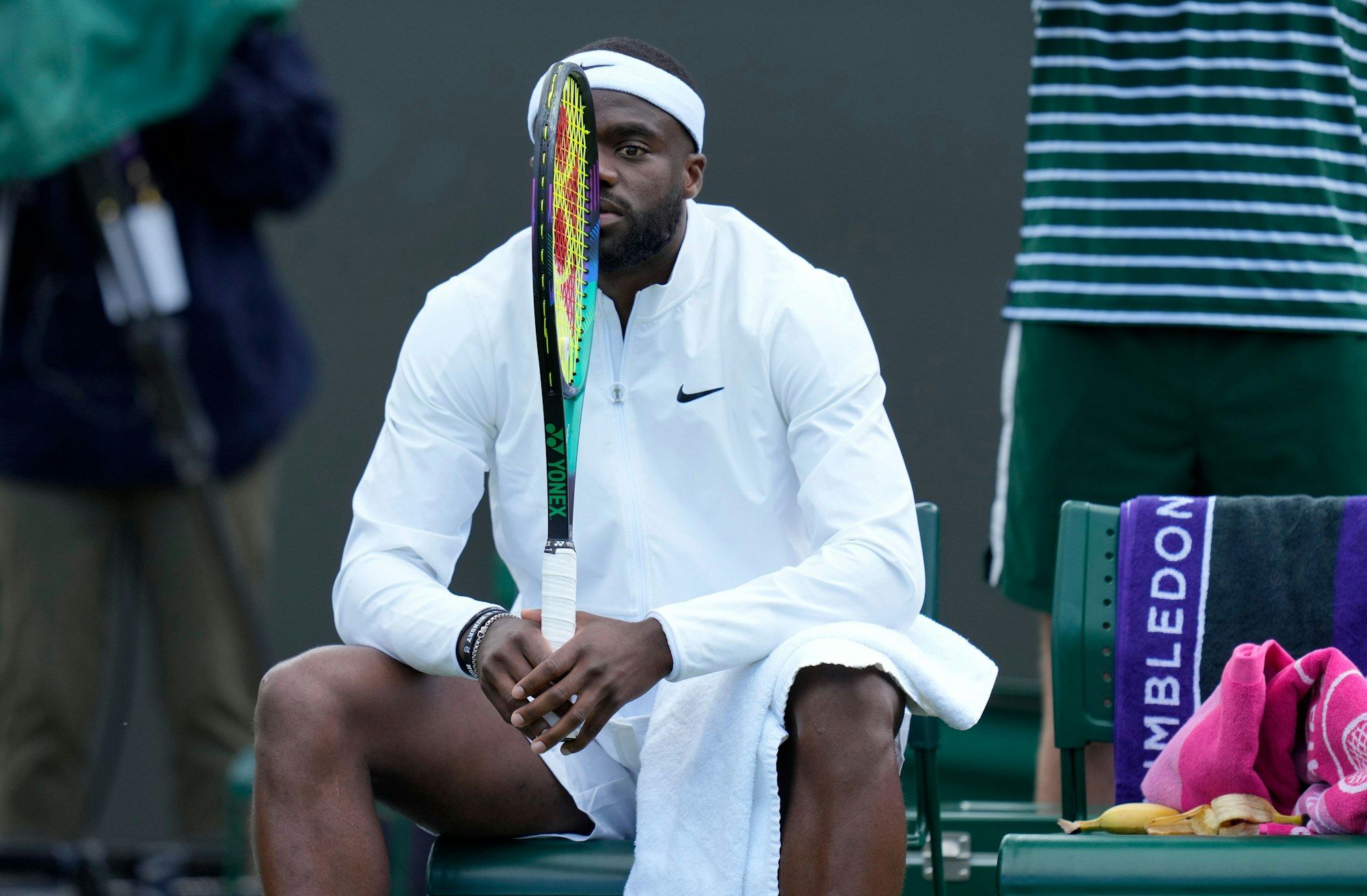 Frances Tiafoe wartet in Wimbledon auf die Rückkehr seines Gegners.