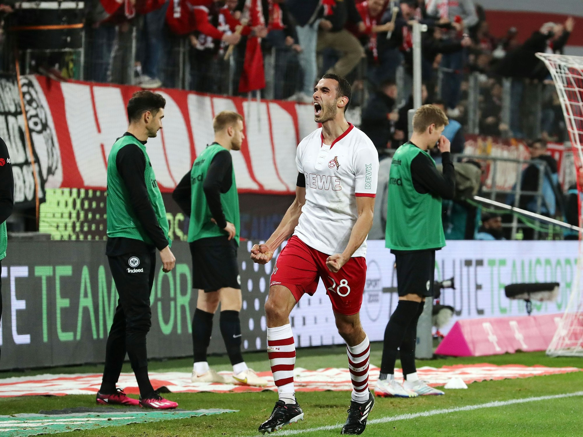 Ellyes Skhiri jubelt vor der Kölner Südkurve.