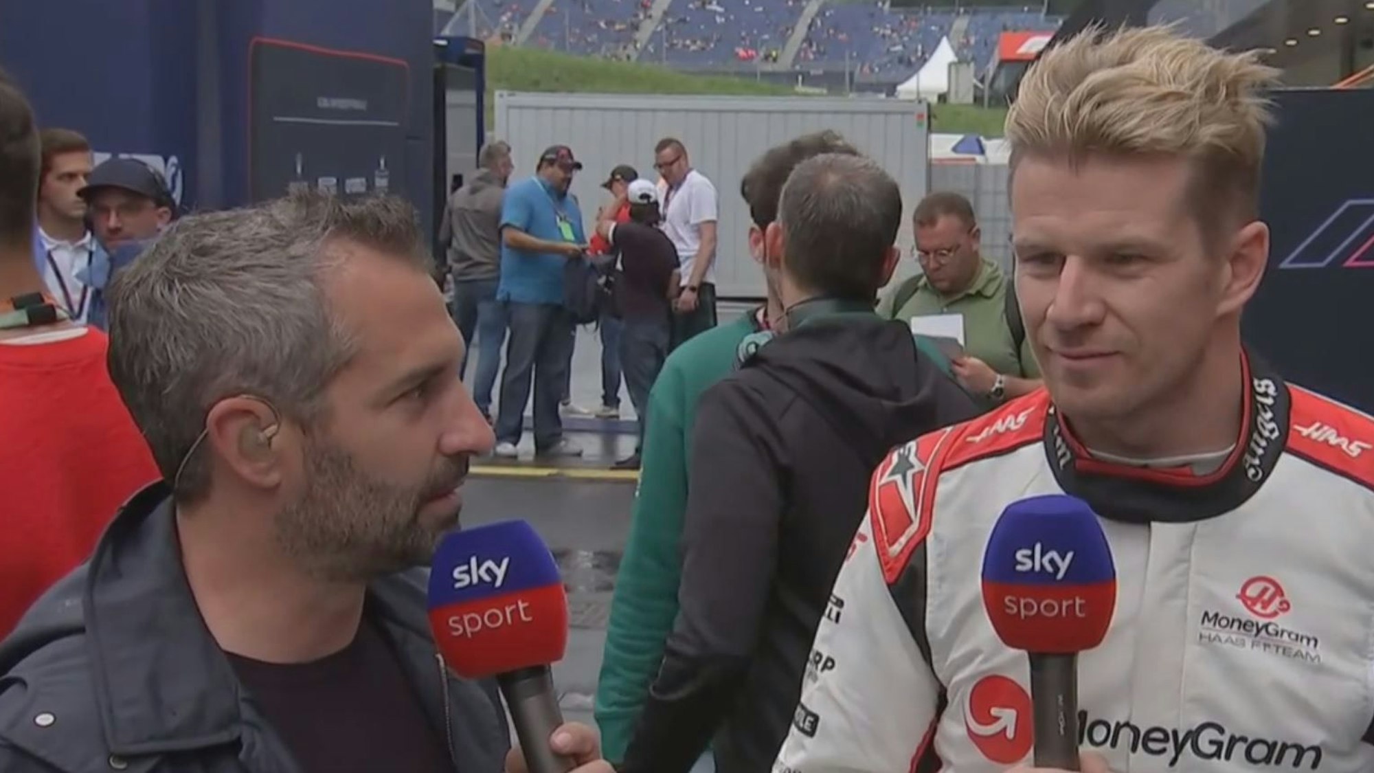 Sky-Experte Timo Glock (l.) rund um das Spielberg-Rennen der Formel 1 in Spielberg im Gespräch mit Nico Hülkenberg.