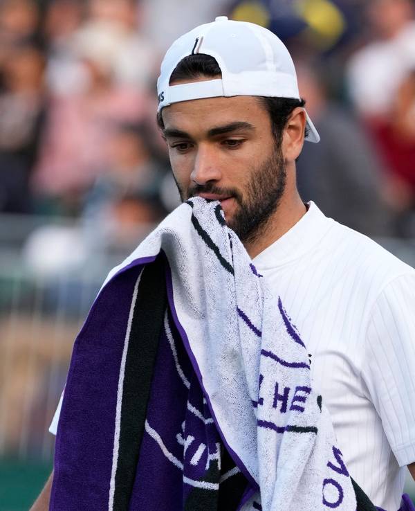 Matteo Berrettini kaut während des Matches gegen seinen Landsmann Lorenzo Sonego auf seinem Handtuch herum.