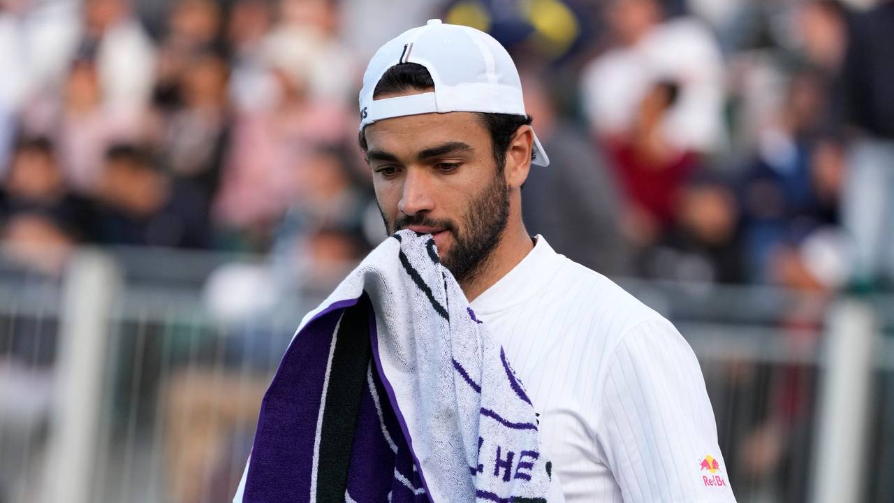 Matteo Berrettini kaut während des Matches gegen seinen Landsmann Lorenzo Sonego auf seinem Handtuch herum.