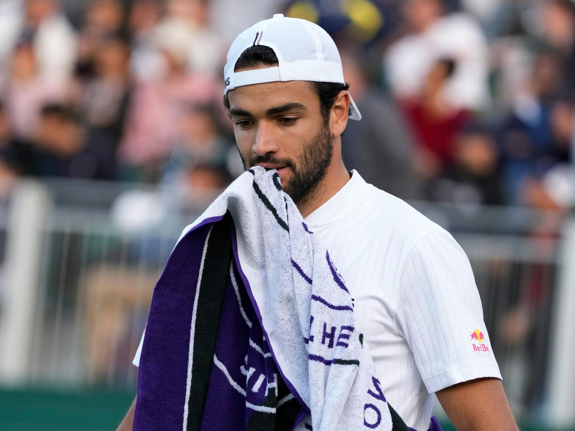 Matteo Berrettini kaut während des Matches gegen seinen Landsmann Lorenzo Sonego auf seinem Handtuch herum.