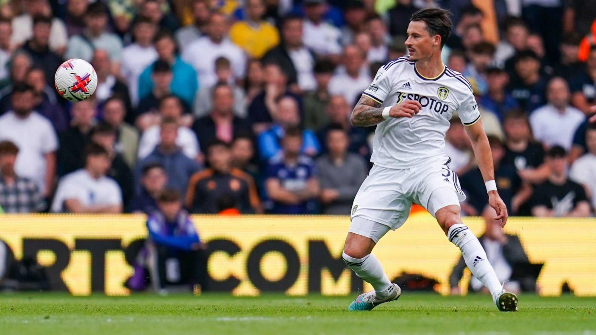 Robin Koch bei einem Spiel von Leeds United in Ballbesitz.