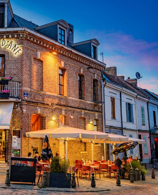 Ein Restaurant in Amiens, Frankreich, während des Sonnenunterganges.