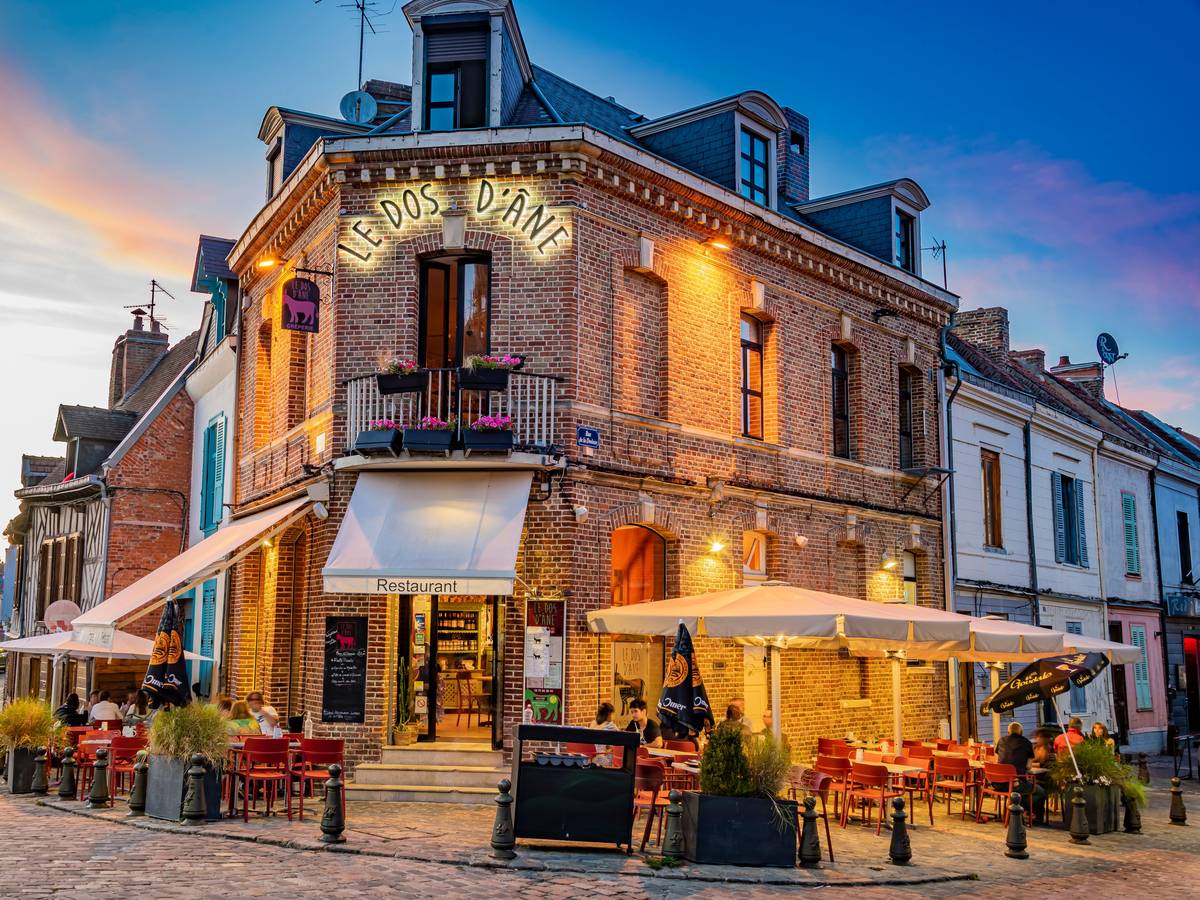 Ein Restaurant in Amiens, Frankreich, während des Sonnenunterganges.