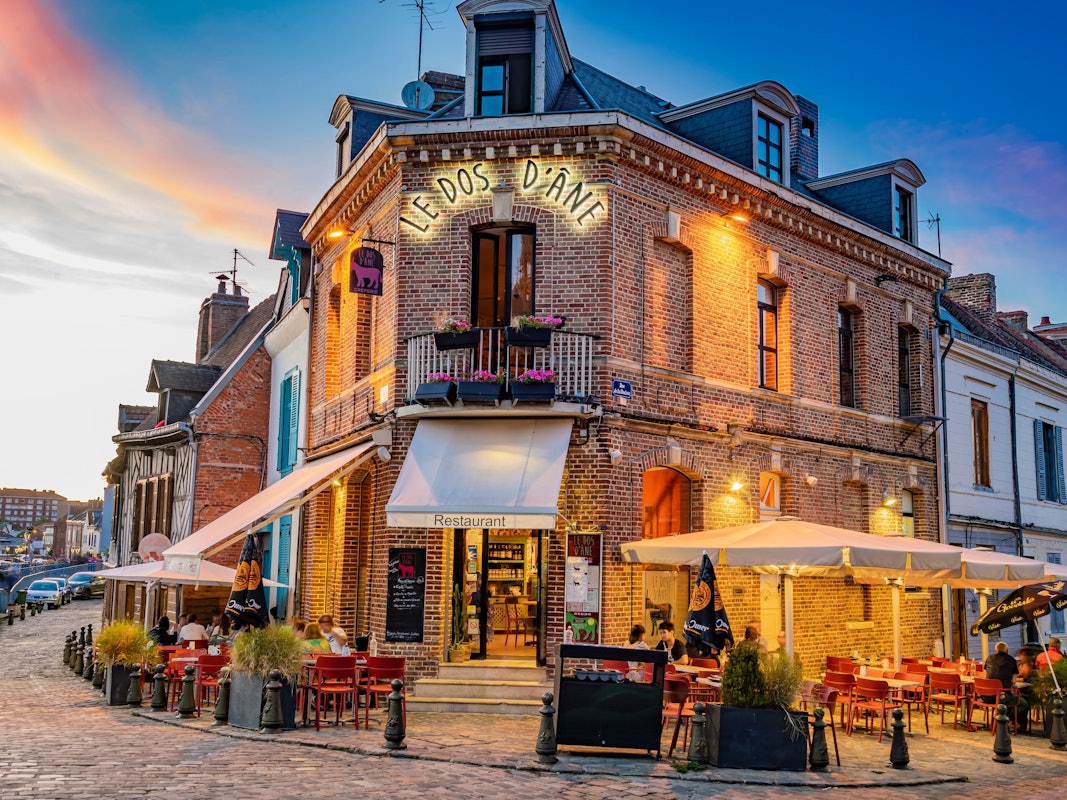 Ein Restaurant in Amiens, Frankreich, während des Sonnenunterganges.