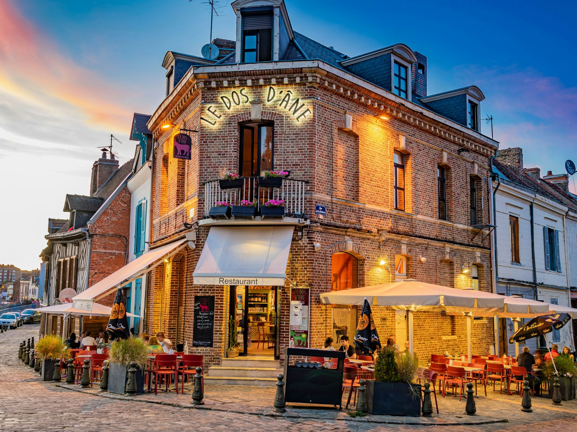 Ein Restaurant in Amiens, Frankreich, während des Sonnenunterganges.
