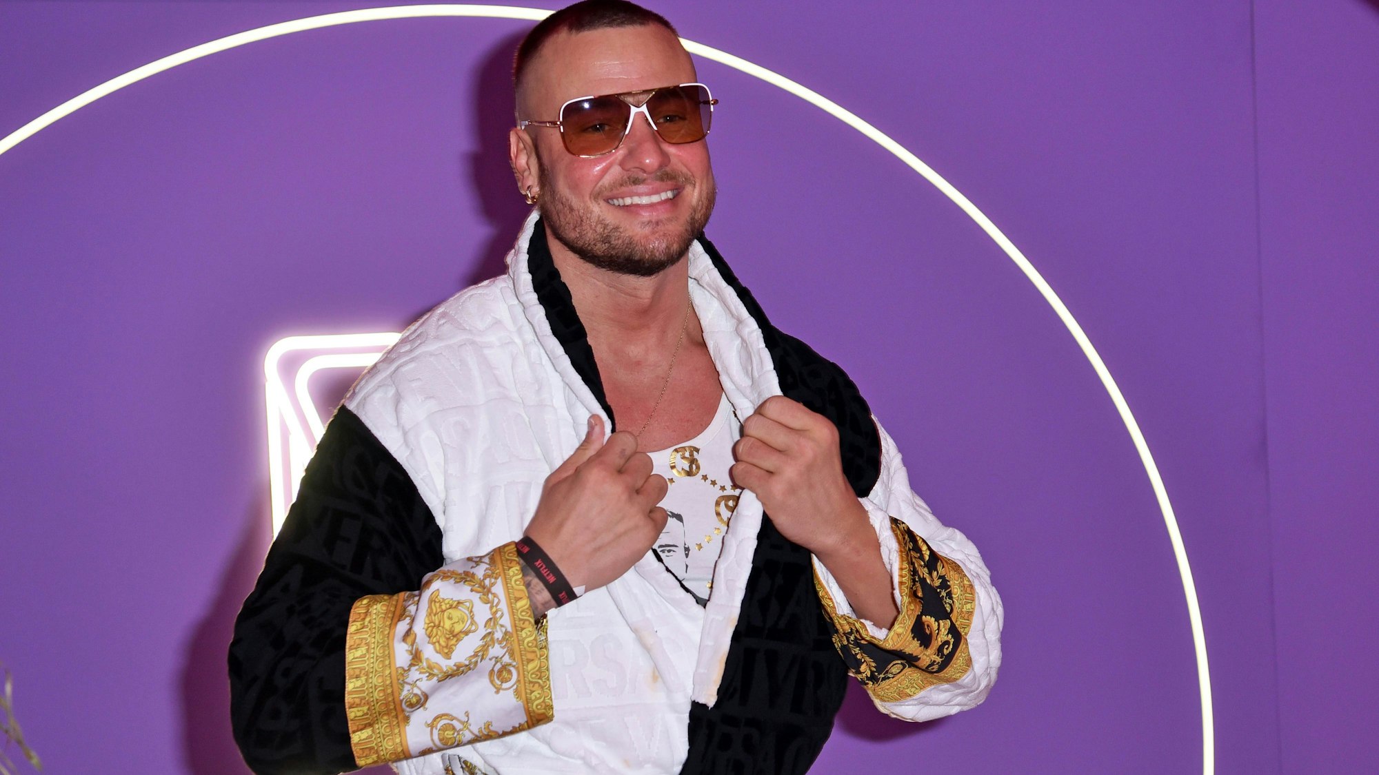 Eric Sindermann im Bademantel.