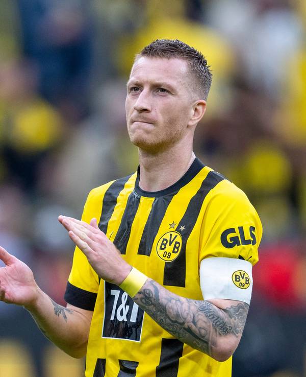 Marco Reus klatscht in die Hände. Am Arm trägt er die Kapitäns-Binde.