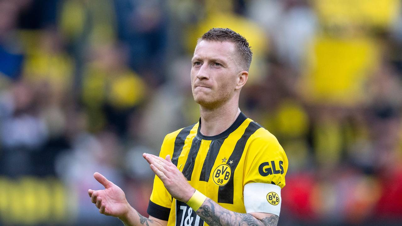 Marco Reus klatscht in die Hände. Am Arm trägt er die Kapitäns-Binde.