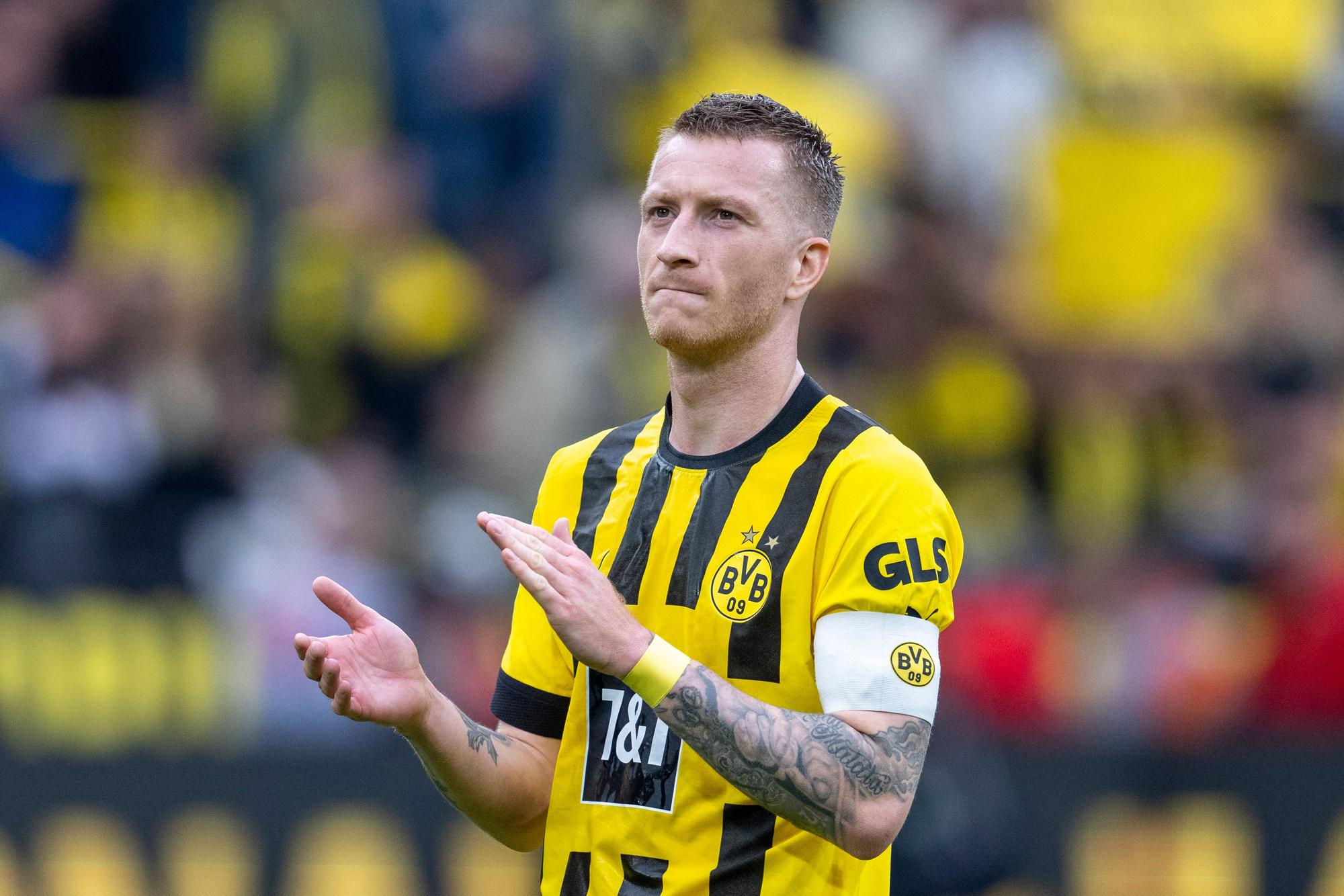 Marco Reus klatscht in die Hände. Am Arm trägt er die Kapitäns-Binde.