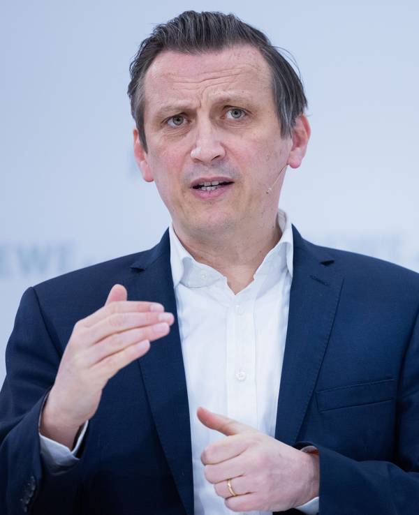 Rewe-Chef Lionel Souque spricht bei der Bilanzpressekonferenz der Rewe Group in der Konzernzentrale, hier im März 2023 in Köln.