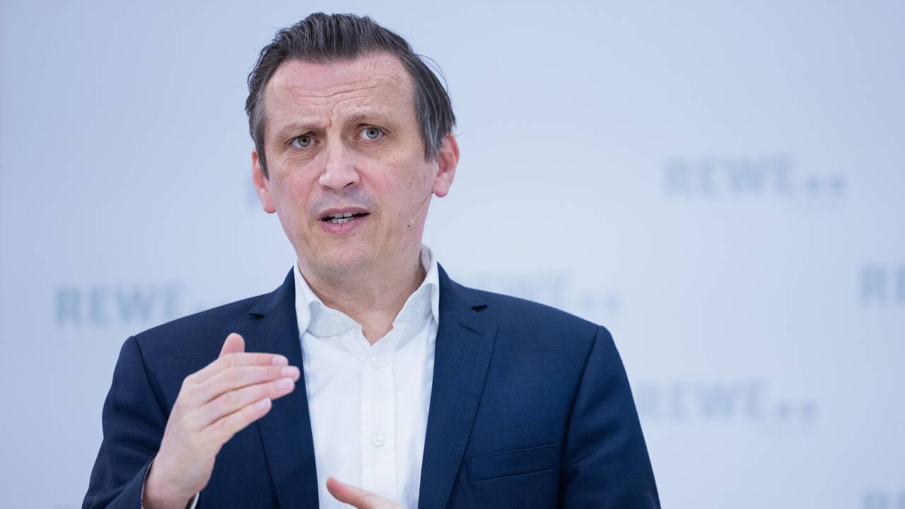 Rewe-Chef Lionel Souque spricht bei der Bilanzpressekonferenz der Rewe Group in der Konzernzentrale, hier im März 2023 in Köln.