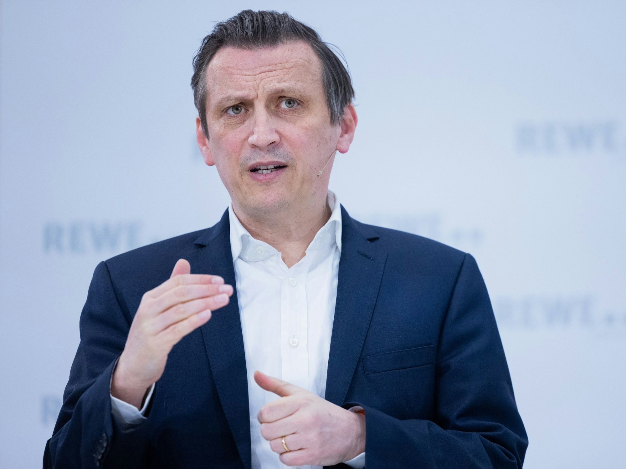 Rewe-Chef Lionel Souque spricht bei der Bilanzpressekonferenz der Rewe Group in der Konzernzentrale, hier im März 2023 in Köln.