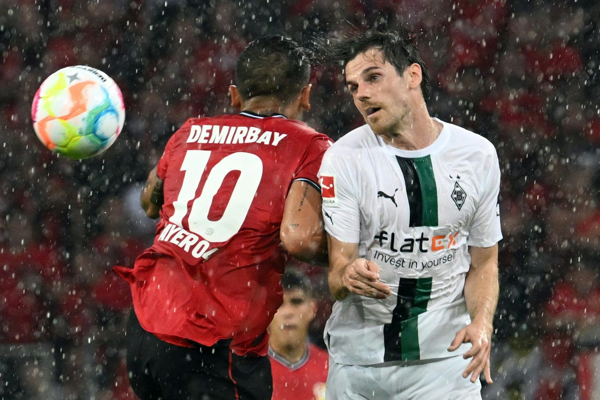 Jonas Hofmann (r.) im Zweikampf gegen den Leverkusener Kerem Demirbay.