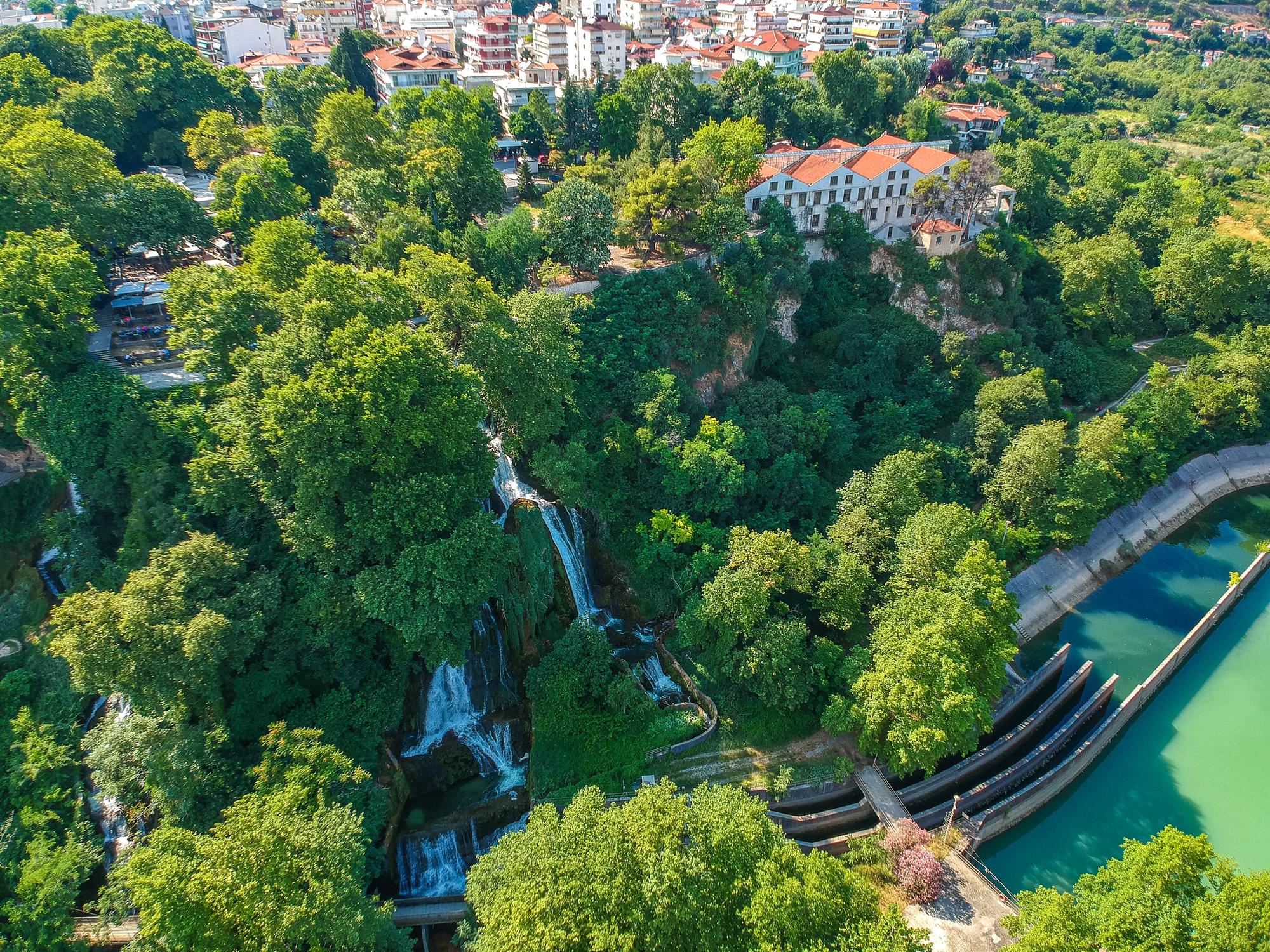 Panoramablick aus der Luft auf die mächtigen Wasserfälle von Edessa und Teile der Stadt.