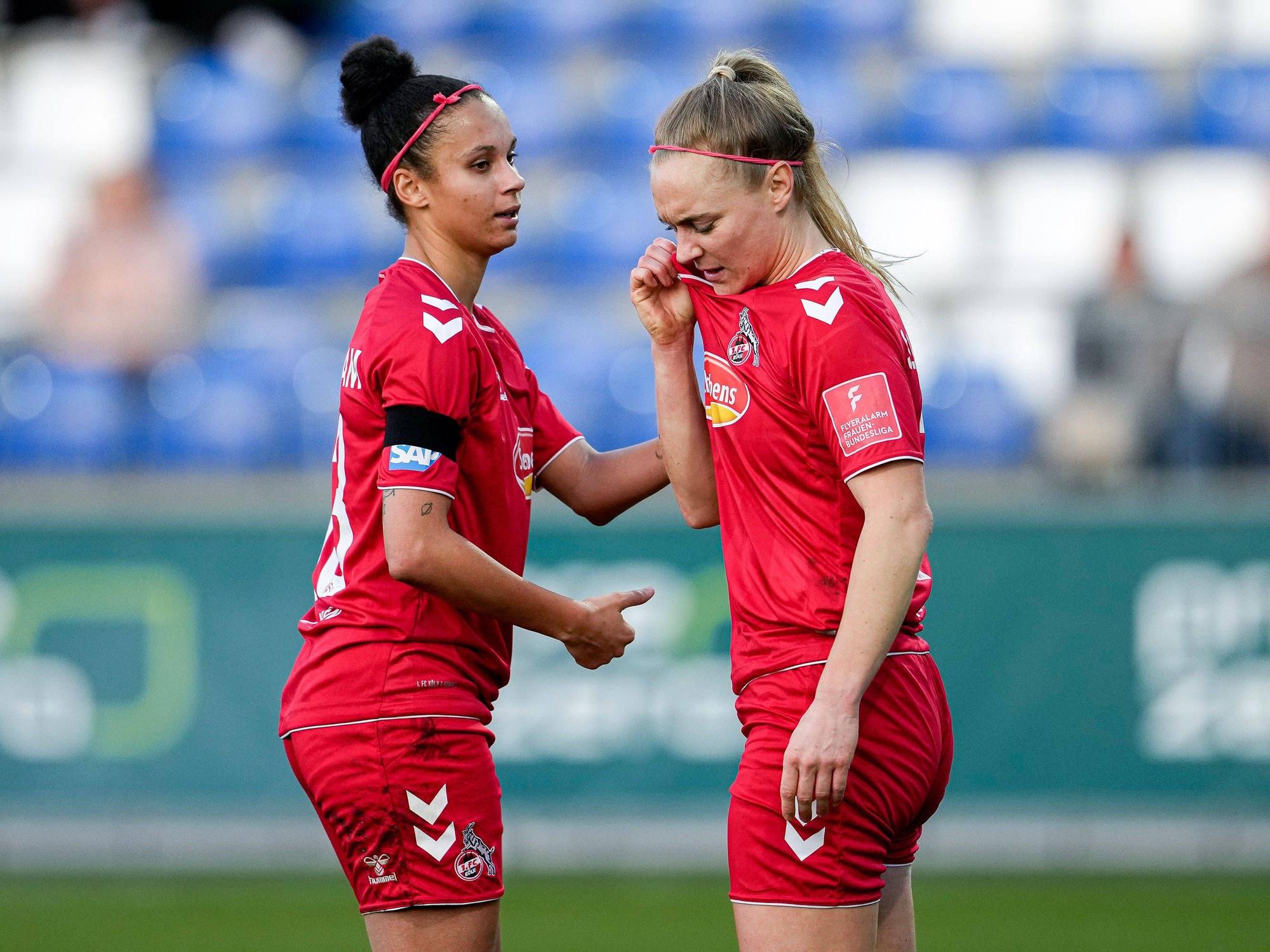 Genessee und Sarah Puntigam zusammen im FC-Trikot auf dem Platz.