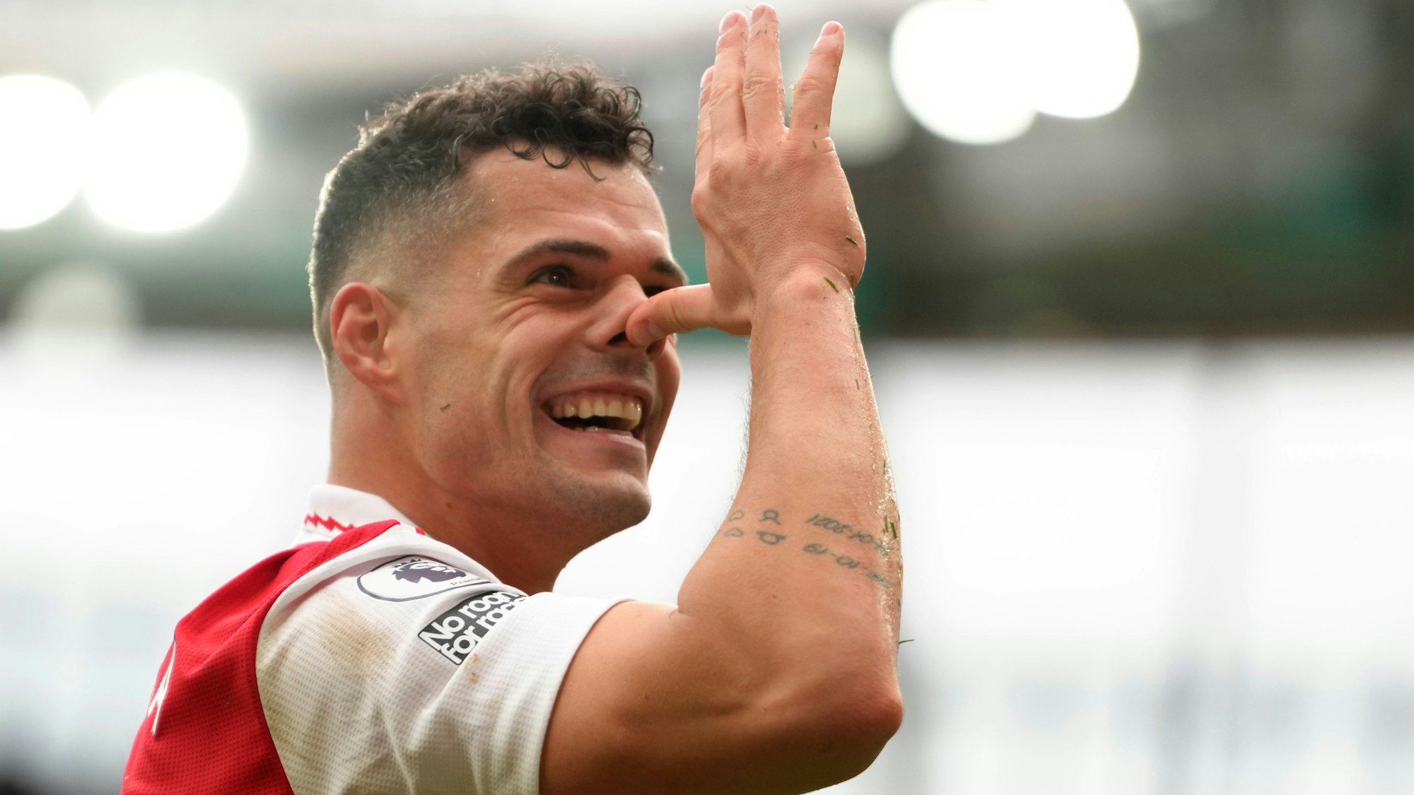 Granit Xhaka jubelt im Trikot des FC Arsenal.
