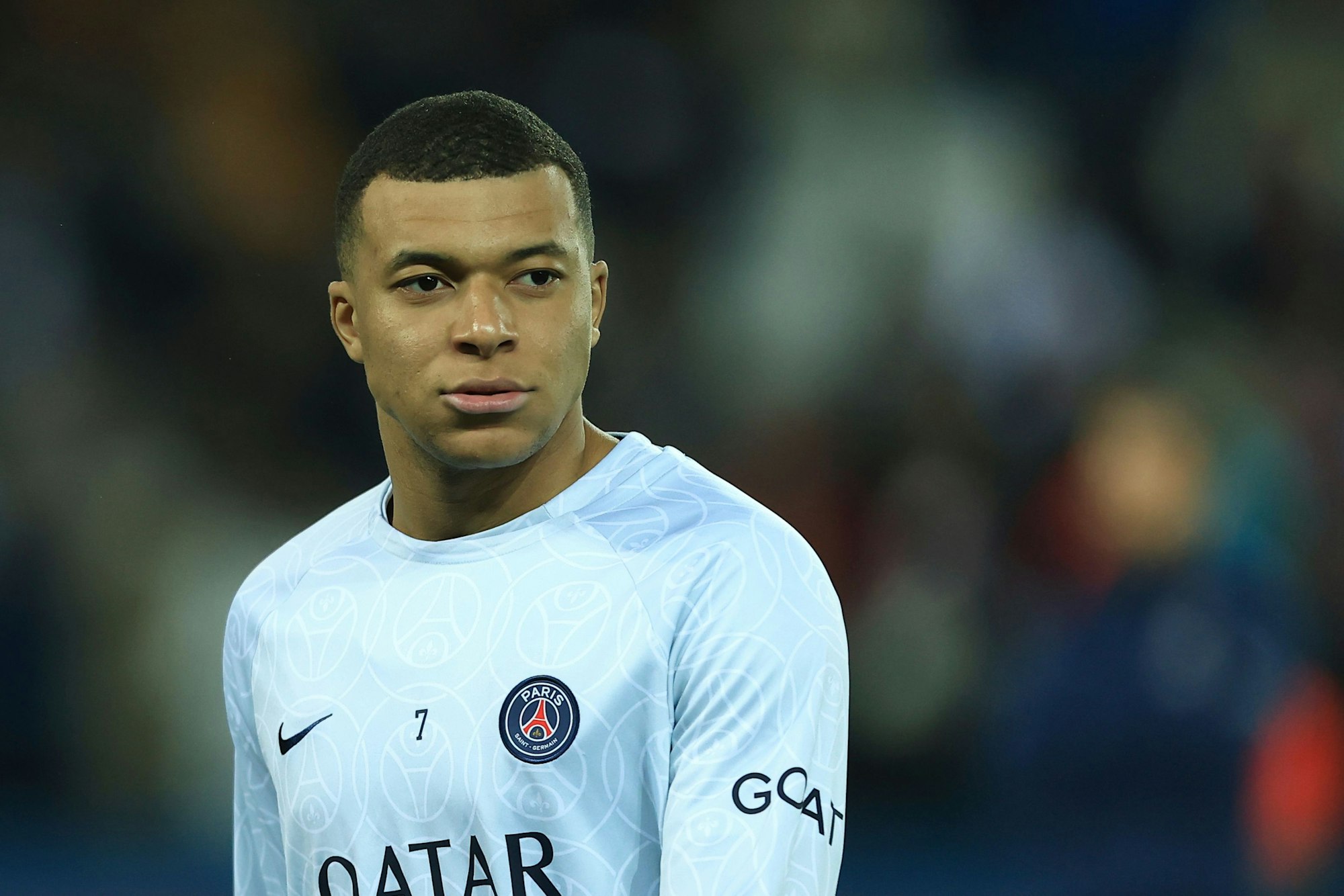 Kylian Mbappe von Paris Saint-Germain wärmt sich vor dem Spiel auf.