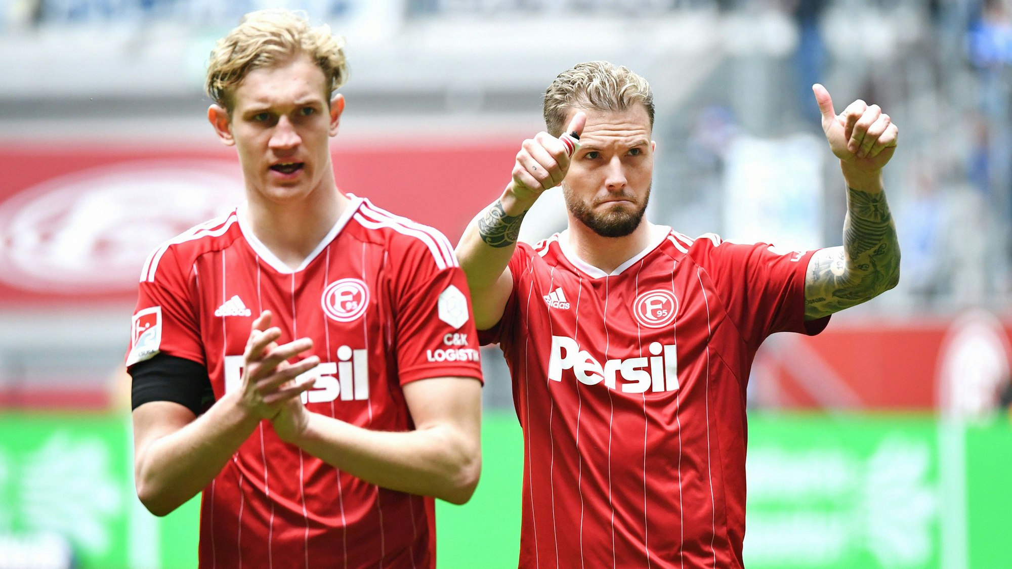 Christoph Klarer und Andre Hoffmann stehen nach einem Spiel von Fortuna Düsseldorf nebeneinander und bedanken sich bei den Fans.
