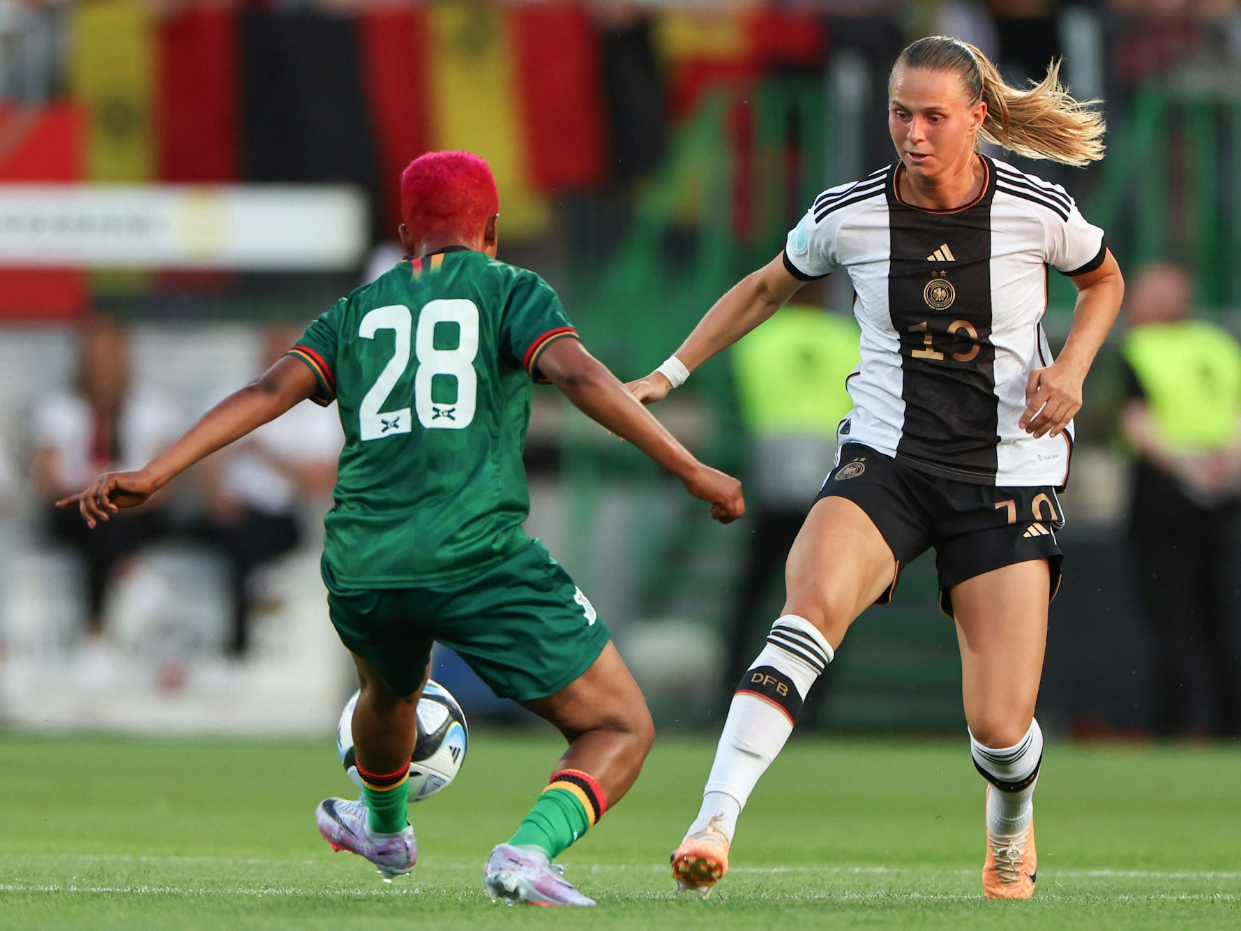 Susan Banda ist einen Tick schneller am Ball als Klara Bühl.