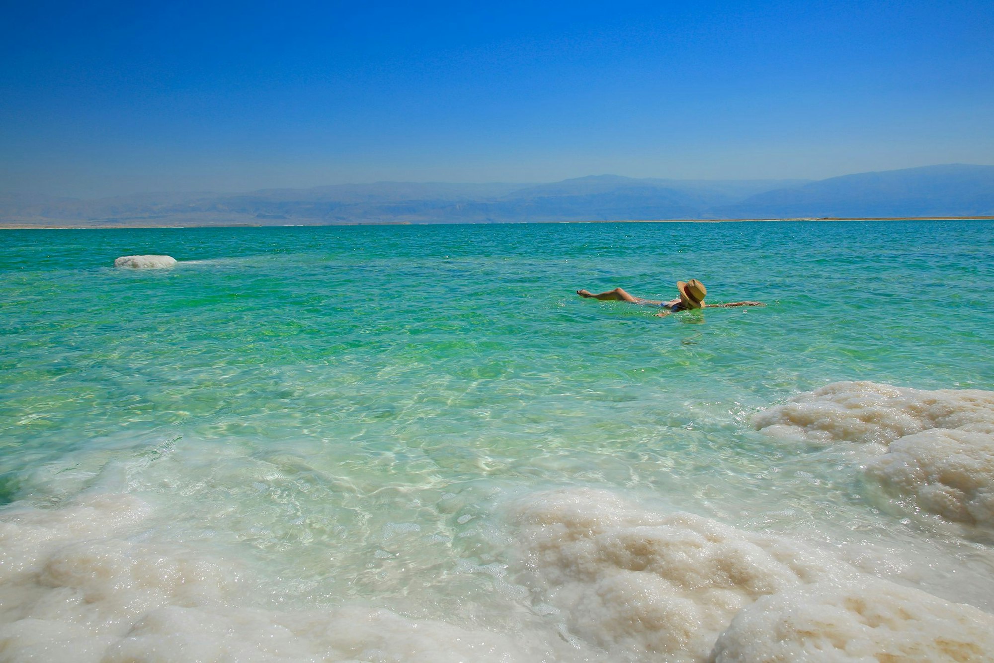 Eine Frau lässt sich auf der Wasseroberfläche treiben.