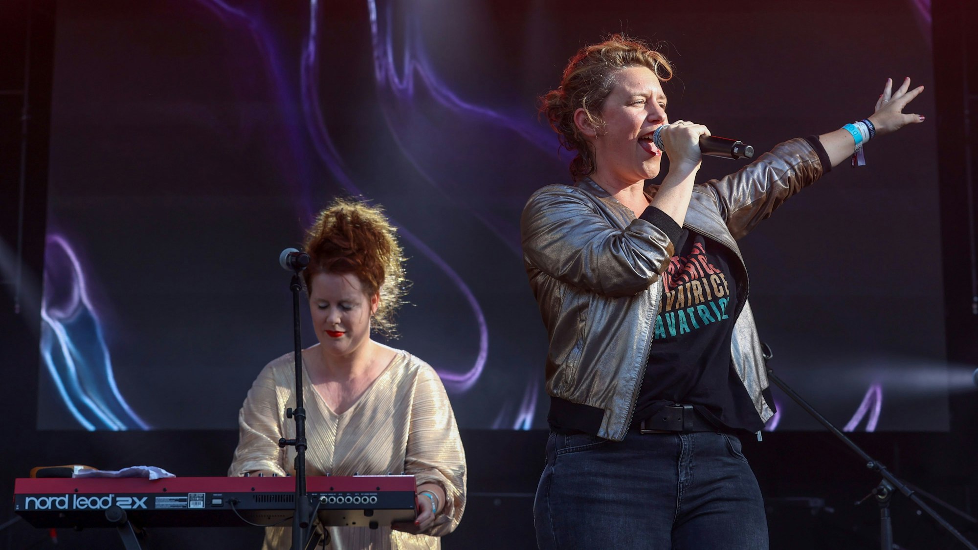 Anika Auweiler am Mikro und Sarah Brasack am Keyboard.