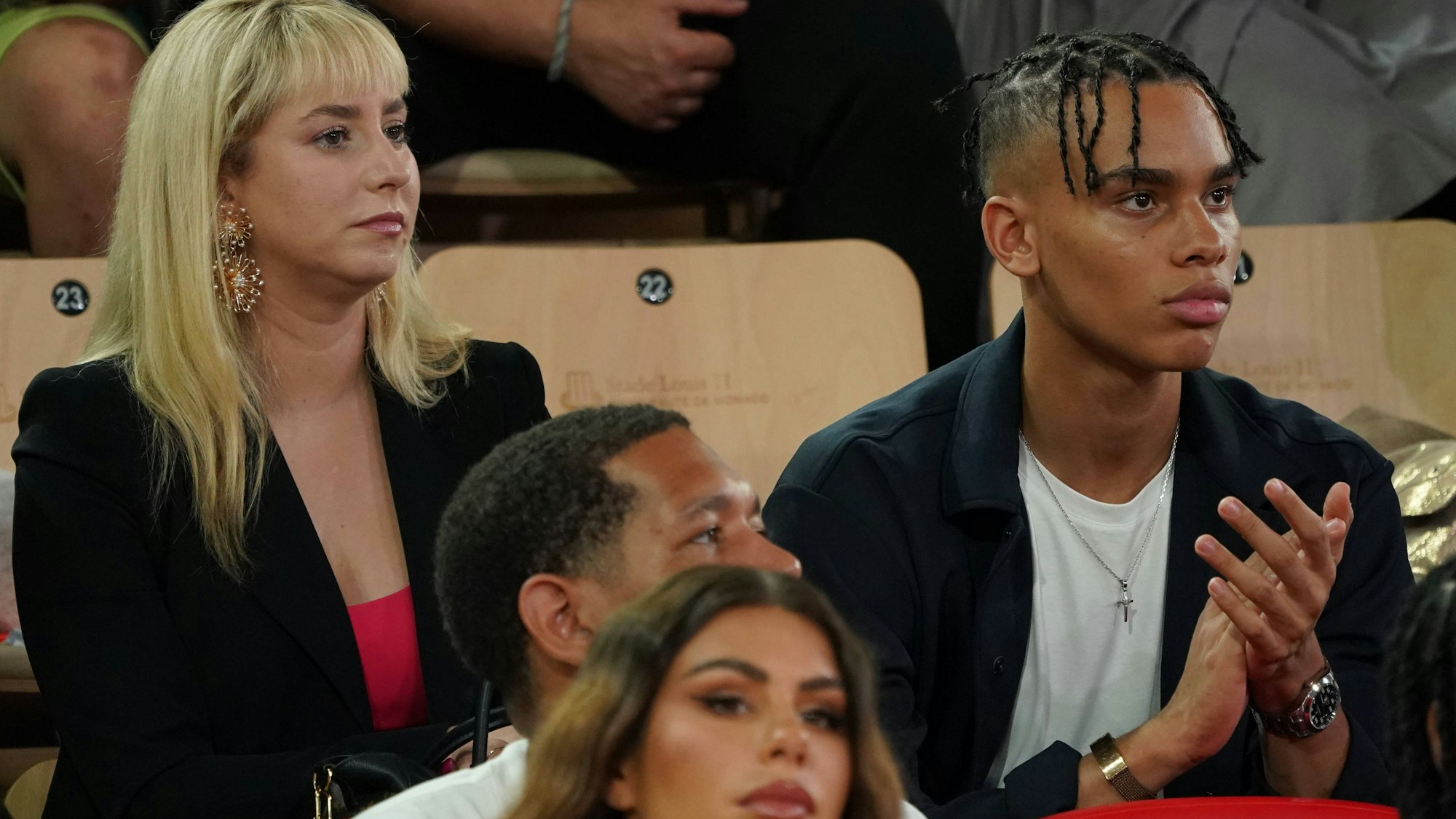 Jazmin Grace Grimaldi und Alexandre Coste sehen sich ein Spiel des AS Monaco an. Das Foto wurde im Juni 2023 aufgenommen.