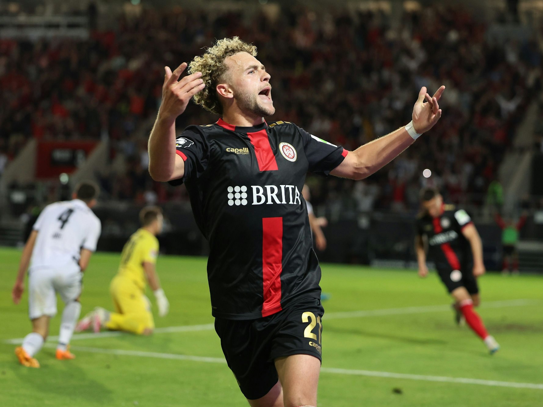 Benedict Hollerbach jubelt.