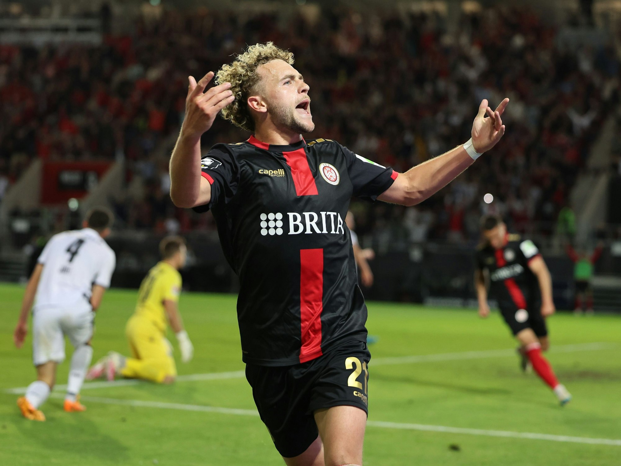 Benedict Hollerbach jubelt.