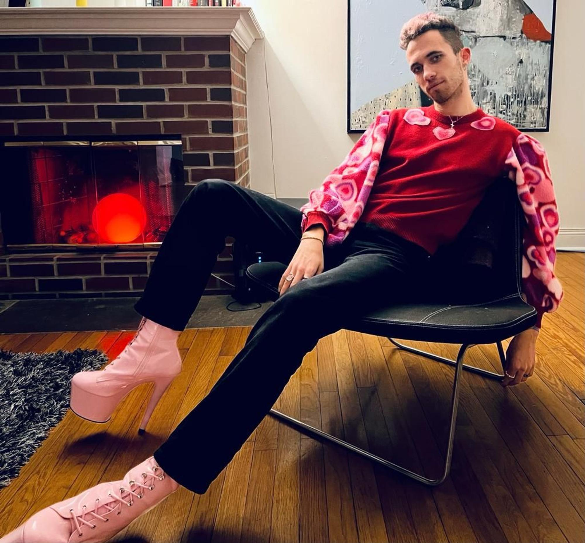 Samu/elle Striewski posiert auf einem Sessel für ein Foto