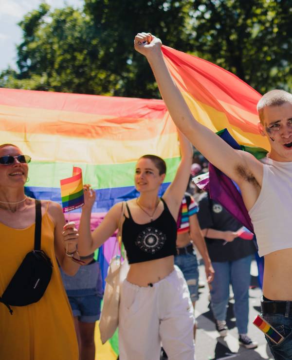 In Aachen wurden Fördergelder für queere Projekte gestrichen. Das Foto zeigt Teilnehmende beim CSD in Köln (Archivfoto).