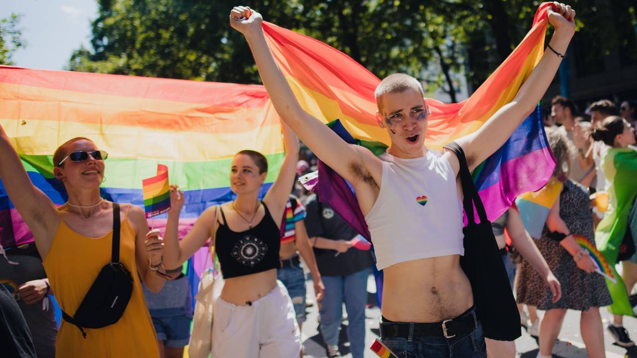 In Aachen wurden Fördergelder für queere Projekte gestrichen. Das Foto zeigt Teilnehmende beim CSD in Köln (Archivfoto).