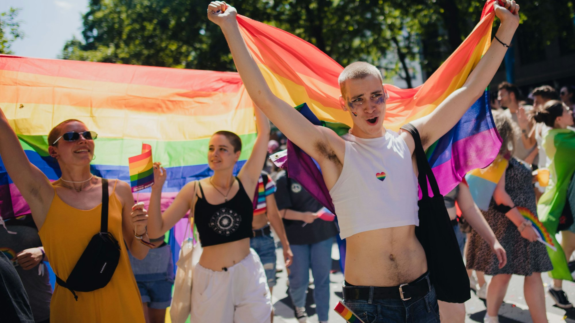In Aachen wurden Fördergelder für queere Projekte gestrichen. Das Foto zeigt Teilnehmende beim CSD in Köln (Archivfoto).