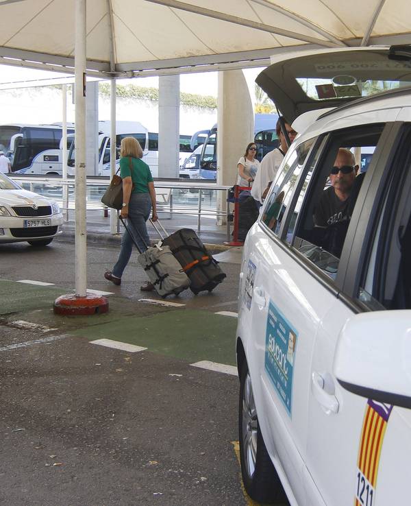 Ein spanisches Taxi steht am Flughafen von Palma de Mallorca.