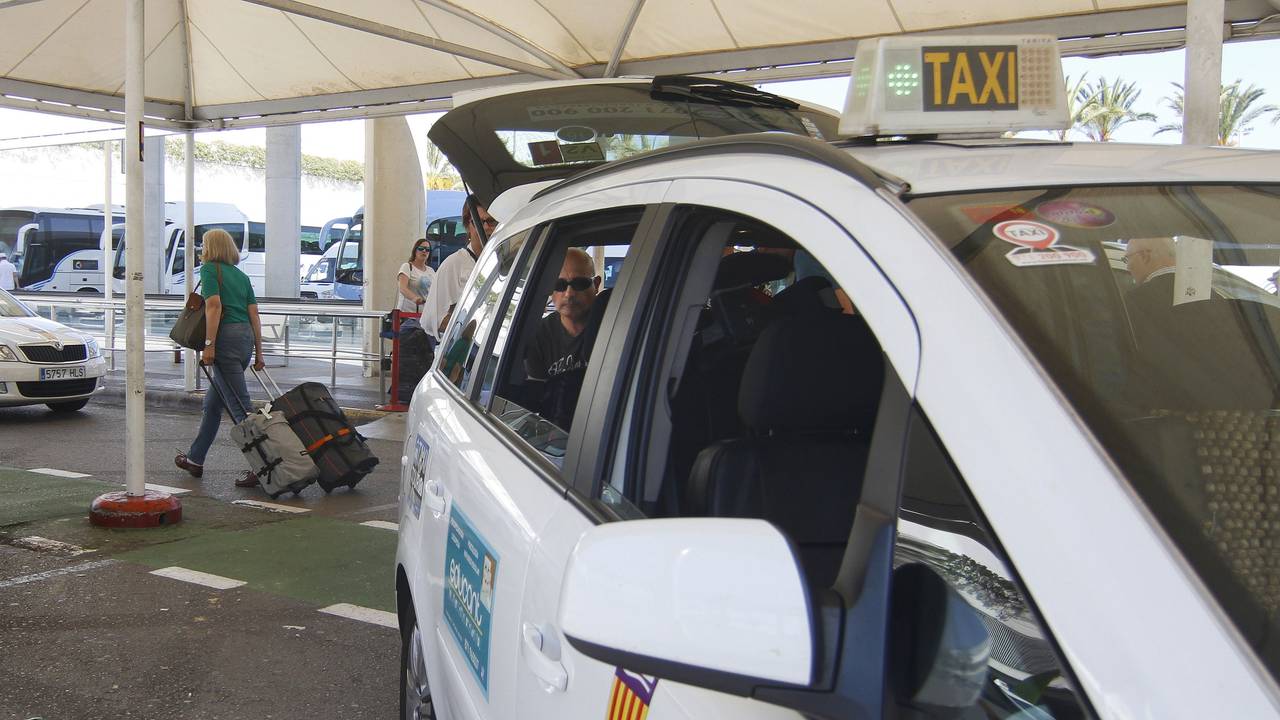 Ein spanisches Taxi steht am Flughafen von Palma de Mallorca.